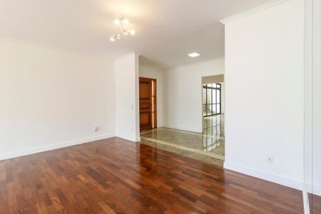Casa à venda com 320m², 4 quartos e 3 vagas Casa à venda com 320m², 4 quartos e 3 vagasSala