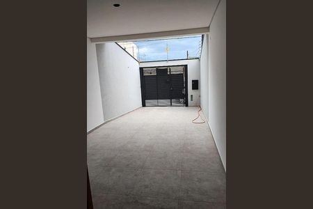 Casa à venda com 61m², 2 quartos e 2 vagas