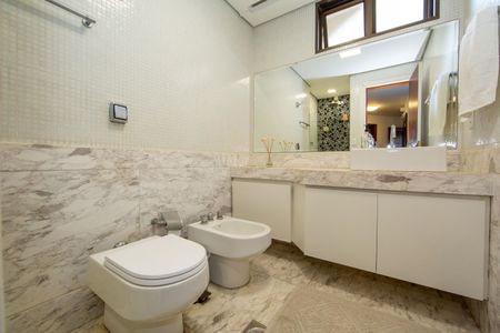 Apartamento à venda com 275m², 4 quartos e 3 vagas Apartamento à venda com 275m², 4 quartos e 3 vagasBANHEIRO4