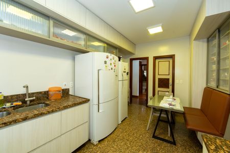 Apartamento à venda com 275m², 4 quartos e 3 vagas Apartamento à venda com 275m², 4 quartos e 3 vagasCOZINHA