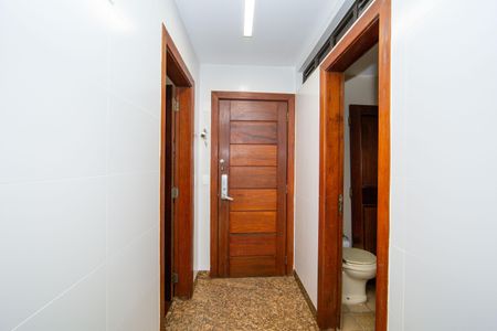 Apartamento à venda com 275m², 4 quartos e 3 vagas Apartamento à venda com 275m², 4 quartos e 3 vagasQUARTO E BANHO DE EMPREGADA