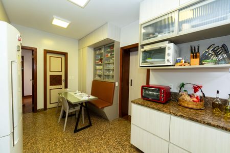 Apartamento à venda com 275m², 4 quartos e 3 vagas Apartamento à venda com 275m², 4 quartos e 3 vagasCOZINHA