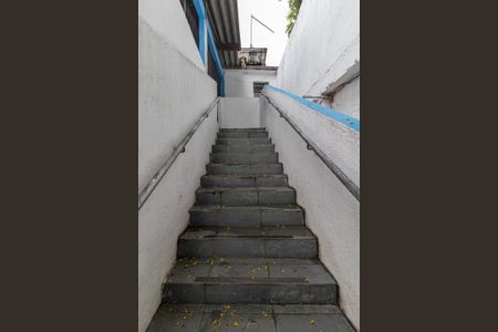 Casa para alugar com 100m², 2 quartos e 1 vaga Casa para alugar com 100m², 2 quartos e 1 vagaEscada