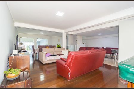 Casa à venda com 400m², 3 quartos e 2 vagas Casa à venda com 400m², 3 quartos e 2 vagasSala de TV