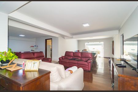 Casa à venda com 400m², 3 quartos e 2 vagas Casa à venda com 400m², 3 quartos e 2 vagasSala de TV