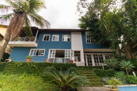 Casa de condomínio à venda com 420m², 3 quartos e 2 vagas Casa de condomínio à venda com 420m², 3 quartos e 2 vagasFachada