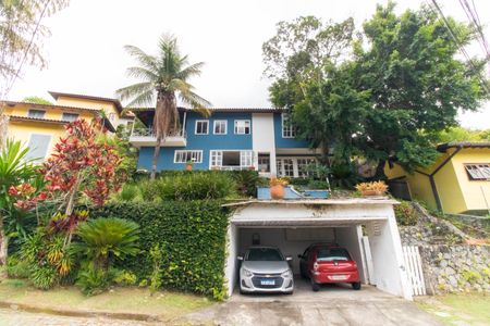 Casa de condomínio à venda com 420m², 3 quartos e 2 vagas Casa de condomínio à venda com 420m², 3 quartos e 2 vagasFachada