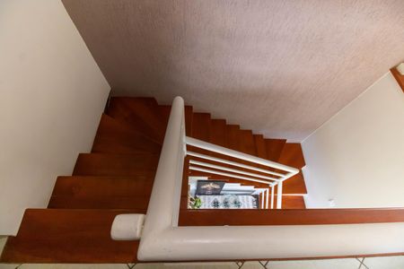 Casa de condomínio à venda com 420m², 3 quartos e 2 vagas Casa de condomínio à venda com 420m², 3 quartos e 2 vagasEscada