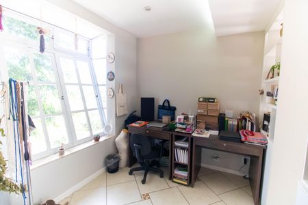 Casa de condomínio à venda com 420m², 3 quartos e 2 vagas Casa de condomínio à venda com 420m², 3 quartos e 2 vagasEscritório