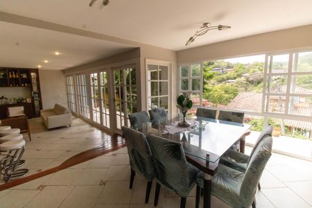 Sala de casa de condomínio à venda com 3 quartos, 420m² em Matapaca, Niterói