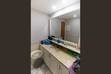 Casa de condomínio à venda com 420m², 3 quartos e 2 vagas Casa de condomínio à venda com 420m², 3 quartos e 2 vagasBanheiro Social