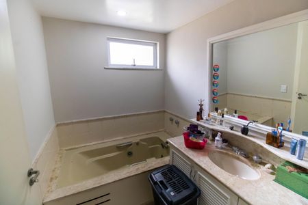 Casa de condomínio à venda com 420m², 3 quartos e 2 vagas Casa de condomínio à venda com 420m², 3 quartos e 2 vagasBanheiro da Suíte