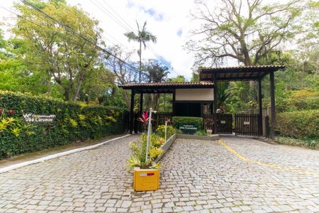 Casa de condomínio à venda com 420m², 3 quartos e 2 vagas Casa de condomínio à venda com 420m², 3 quartos e 2 vagasFachada