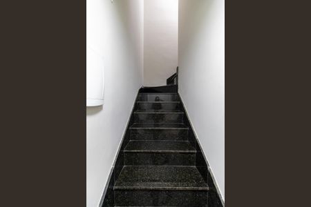 Casa de condomínio à venda com 52m², 2 quartos e 1 vaga Casa de condomínio à venda com 52m², 2 quartos e 1 vagaEscada