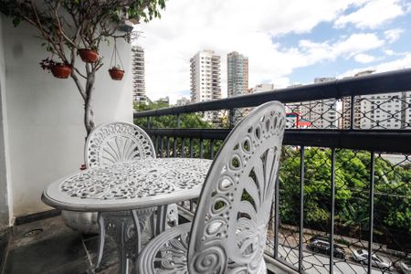 Apartamento à venda com 100m², 3 quartos e 2 vagas Apartamento à venda com 100m², 3 quartos e 2 vagasVaranda