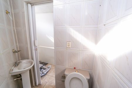 Casa à venda com 168m², 2 quartos e 3 vagas Casa à venda com 168m², 2 quartos e 3 vagasBanheiro da Edícula