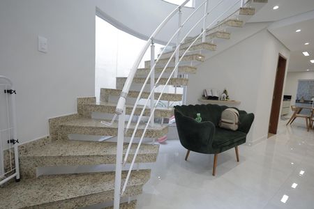 Casa à venda com 270m², 3 quartos e 4 vagasEscada