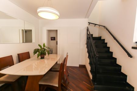 Casa de condomínio à venda com 225m², 3 quartos e 3 vagasSala