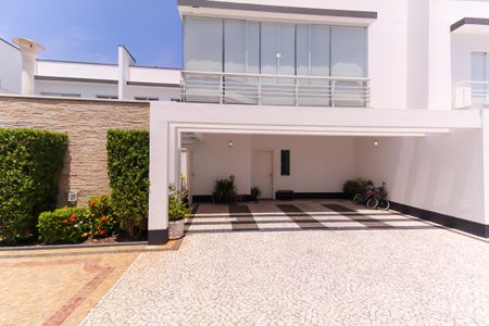 Casa de condomínio à venda com 225m², 3 quartos e 3 vagasEntrada