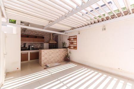 Casa de condomínio à venda com 225m², 3 quartos e 3 vagasQuintal