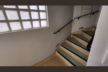 Apartamento para alugar com 67m², 2 quartos e 1 vaga Apartamento para alugar com 67m², 2 quartos e 1 vagaEscada