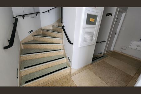 Apartamento para alugar com 67m², 2 quartos e 1 vaga Apartamento para alugar com 67m², 2 quartos e 1 vagaEscada