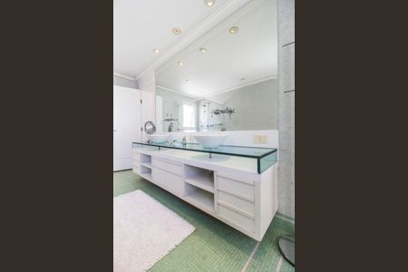 Casa de condomínio à venda com 414m², 4 quartos e 4 vagas Casa de condomínio à venda com 414m², 4 quartos e 4 vagasBanheiro da Suíte