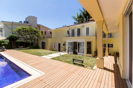 Casa de condomínio à venda com 414m², 4 quartos e 4 vagas Casa de condomínio à venda com 414m², 4 quartos e 4 vagasVaranda