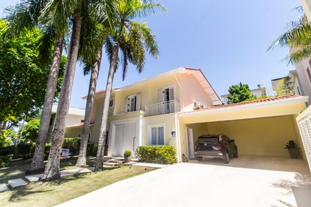 Casa de condomínio à venda com 414m², 4 quartos e 4 vagas Casa de condomínio à venda com 414m², 4 quartos e 4 vagasGaragem