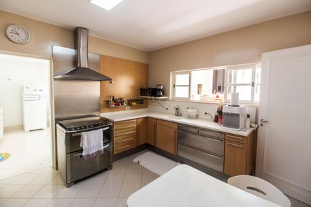 Casa de condomínio à venda com 414m², 4 quartos e 4 vagas Casa de condomínio à venda com 414m², 4 quartos e 4 vagasCozinha