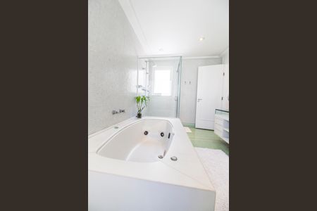 Casa de condomínio à venda com 414m², 4 quartos e 4 vagas Casa de condomínio à venda com 414m², 4 quartos e 4 vagasBanheiro da Suíte