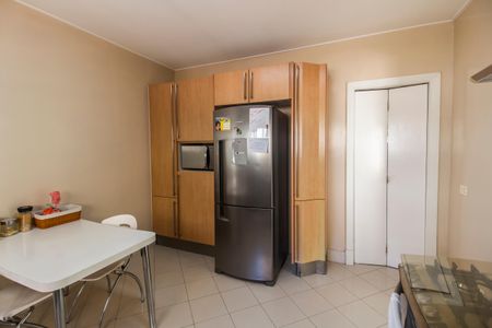 Casa de condomínio à venda com 414m², 4 quartos e 4 vagas Casa de condomínio à venda com 414m², 4 quartos e 4 vagasCozinha