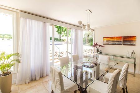 Casa de condomínio à venda com 414m², 4 quartos e 4 vagas Casa de condomínio à venda com 414m², 4 quartos e 4 vagasSala