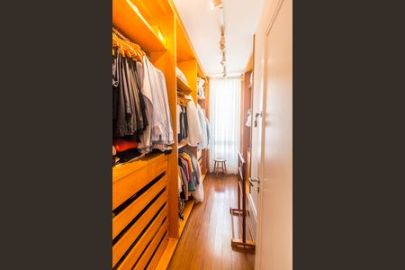 Casa de condomínio à venda com 414m², 4 quartos e 4 vagas Casa de condomínio à venda com 414m², 4 quartos e 4 vagasCloset da suíte