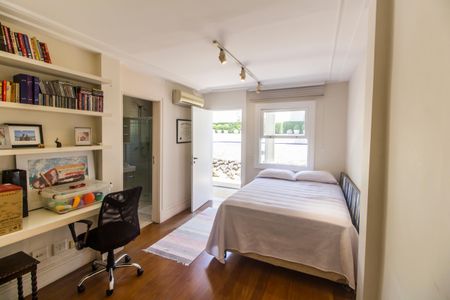 Casa de condomínio à venda com 414m², 4 quartos e 4 vagas Casa de condomínio à venda com 414m², 4 quartos e 4 vagasSuíte 1