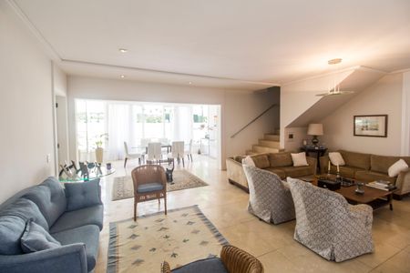 Casa de condomínio à venda com 414m², 4 quartos e 4 vagas Casa de condomínio à venda com 414m², 4 quartos e 4 vagasSala