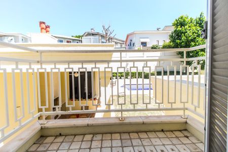 Casa de condomínio à venda com 414m², 4 quartos e 4 vagas Casa de condomínio à venda com 414m², 4 quartos e 4 vagasVaranda