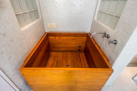 Casa de condomínio à venda com 414m², 4 quartos e 4 vagas Casa de condomínio à venda com 414m², 4 quartos e 4 vagasOfurô