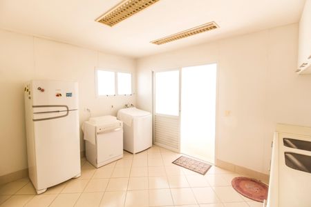 Casa de condomínio à venda com 414m², 4 quartos e 4 vagas Casa de condomínio à venda com 414m², 4 quartos e 4 vagasÁrea de Serviço