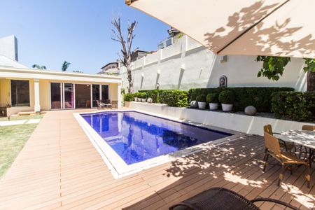 Casa de condomínio à venda com 414m², 4 quartos e 4 vagas Casa de condomínio à venda com 414m², 4 quartos e 4 vagasPiscina