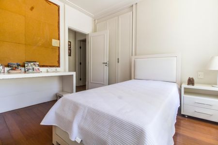 Casa de condomínio à venda com 414m², 4 quartos e 4 vagas Casa de condomínio à venda com 414m², 4 quartos e 4 vagasQuarto 4