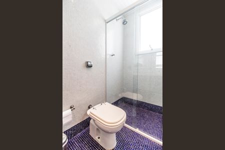 Casa de condomínio à venda com 414m², 4 quartos e 4 vagas Casa de condomínio à venda com 414m², 4 quartos e 4 vagasBanheiro