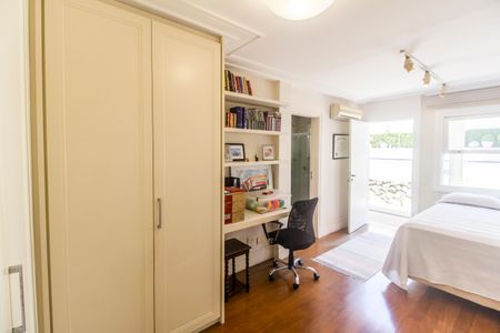 Casa de condomínio à venda com 414m², 4 quartos e 4 vagas Casa de condomínio à venda com 414m², 4 quartos e 4 vagasSuíte 1