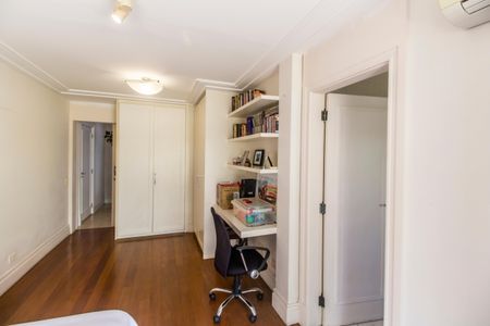 Casa de condomínio à venda com 414m², 4 quartos e 4 vagas Casa de condomínio à venda com 414m², 4 quartos e 4 vagasSuíte 1