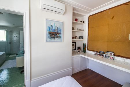 Casa de condomínio à venda com 414m², 4 quartos e 4 vagas Casa de condomínio à venda com 414m², 4 quartos e 4 vagasQuarto 4