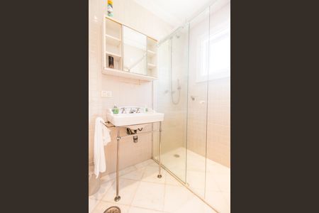 Casa de condomínio à venda com 414m², 4 quartos e 4 vagas Casa de condomínio à venda com 414m², 4 quartos e 4 vagasBanheiro da Suíte