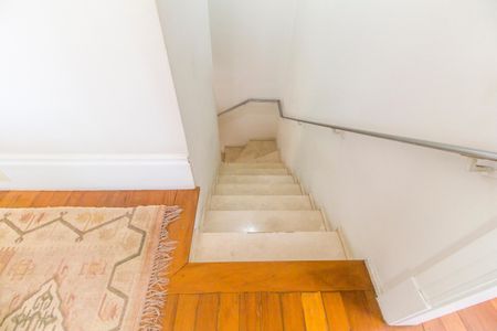 Casa de condomínio à venda com 414m², 4 quartos e 4 vagas Casa de condomínio à venda com 414m², 4 quartos e 4 vagasEscada