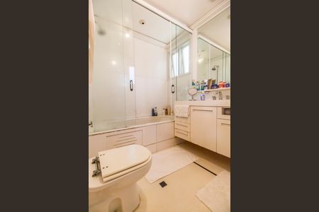 Casa de condomínio à venda com 414m², 4 quartos e 4 vagas Casa de condomínio à venda com 414m², 4 quartos e 4 vagasBanheiro da Suíte