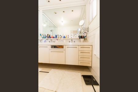 Casa de condomínio à venda com 414m², 4 quartos e 4 vagas Casa de condomínio à venda com 414m², 4 quartos e 4 vagasBanheiro da Suíte