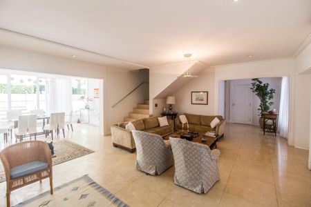 Casa de condomínio à venda com 414m², 4 quartos e 4 vagas Casa de condomínio à venda com 414m², 4 quartos e 4 vagasSala